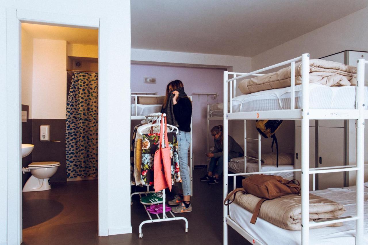 Posto Letto in Dormitorio Femminile con 8 Letti