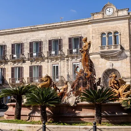 Archimede Charm B&B - Historical Palace In Ortigia-3